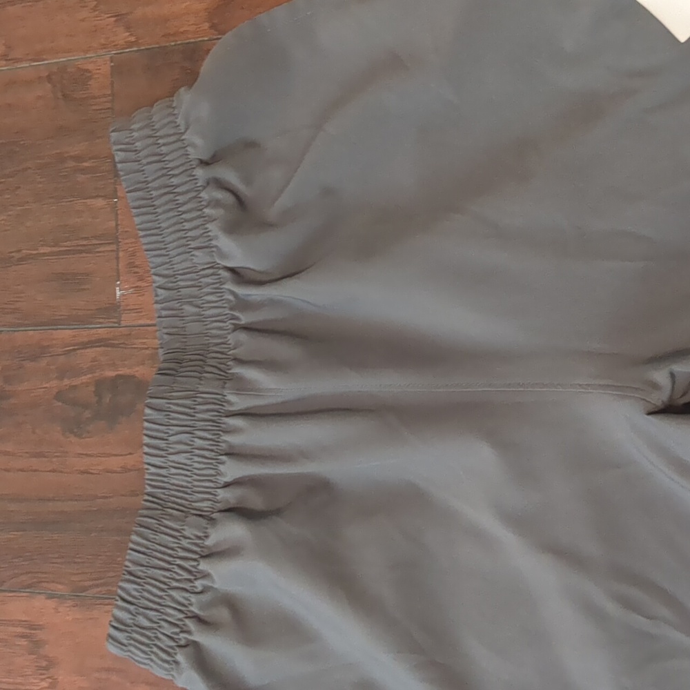 2 pockets and Elastic drawstring waistband - Picture 2 of 6